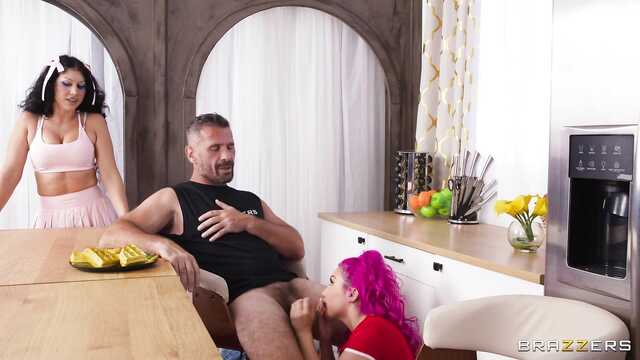 Небритый мужик ебет сочную пышку и дает интервью