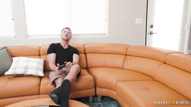 Мою узкую попу впервые ебут таким большим пенисом