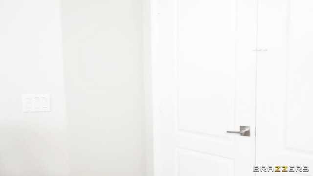 Мою узкую попу впервые ебут таким большим пенисом