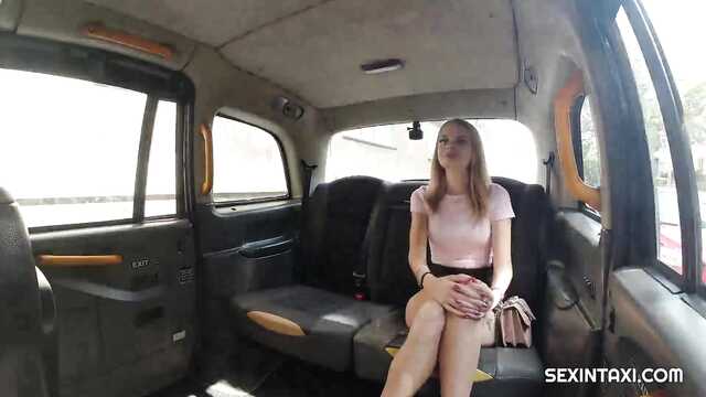 Это её первый секс с таксистом