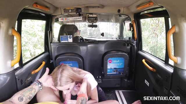 Это её первый секс с таксистом