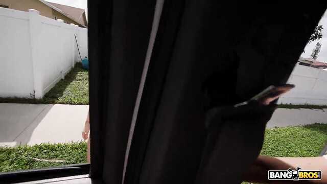 В машине пикапер трахает грудастую провинциалку