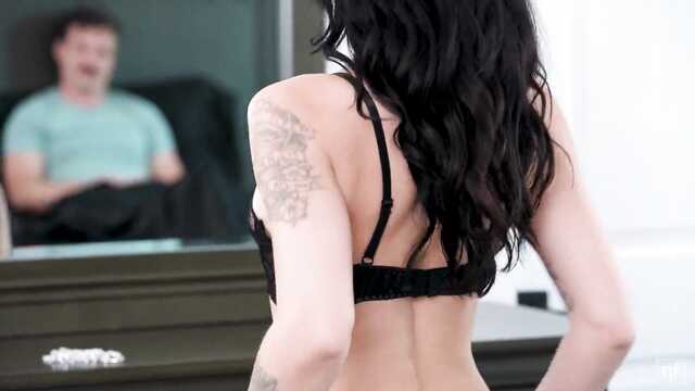 Утренний стояк мужа доставляет жене удовольствие