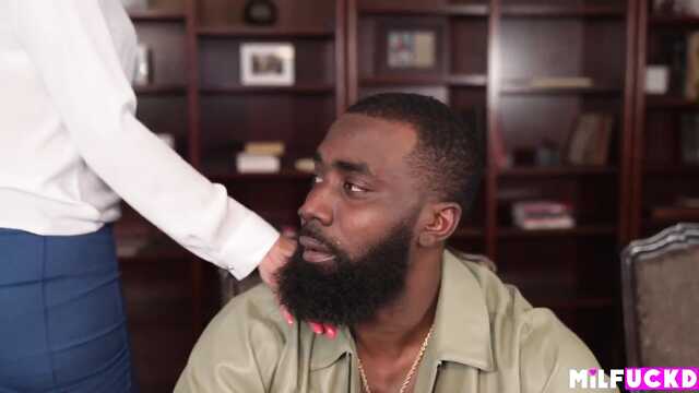 Замужняя мамаша в чулочках трахается с негритенком