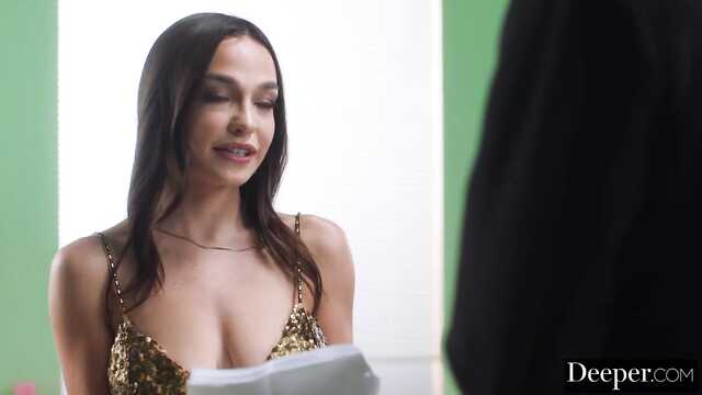 Знойная баба растягивает письку на члене негра