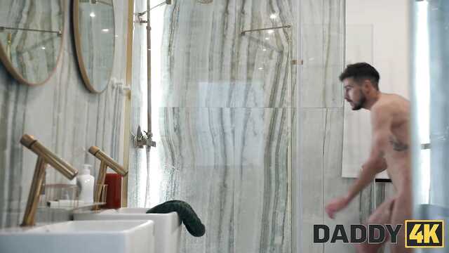 Забила на друга и переспала с любимым отцом