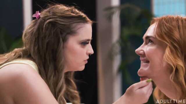 Беременная милфа раздвинула ноги перед массажистом