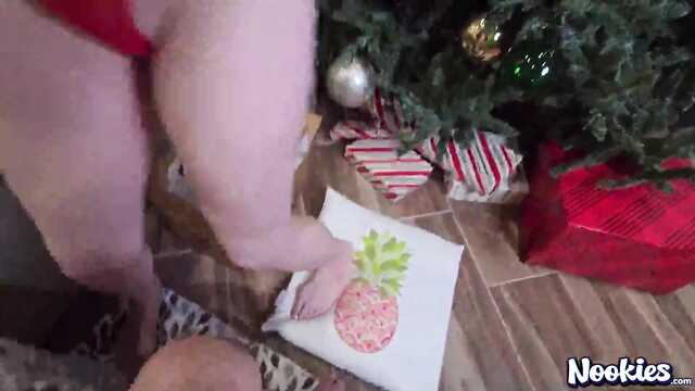 Рождественский секс подарок от пухлой сестры