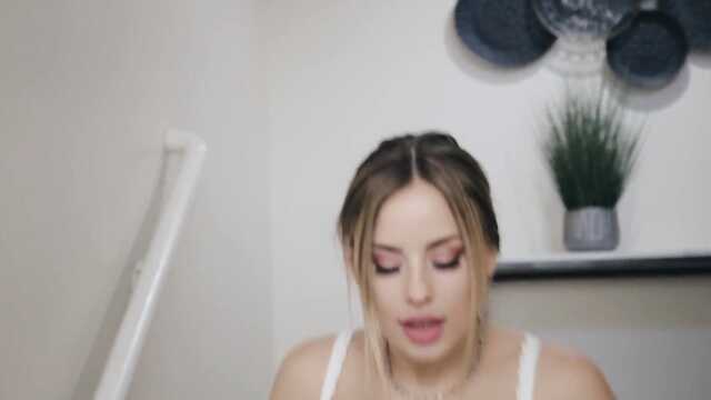 Полизав пизденки, молодые лесби дрочат анусы