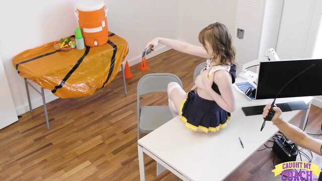 Спортсменка без трусиков делает приятно тренеру