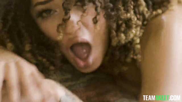 Зачем тебе дрочить, пользуйся членом соседа