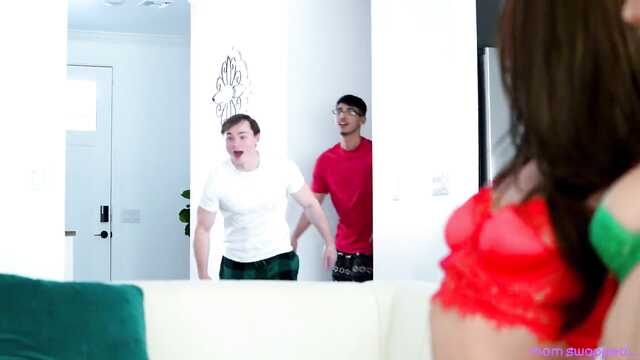 Молодые мачехи захотели рождественский секс