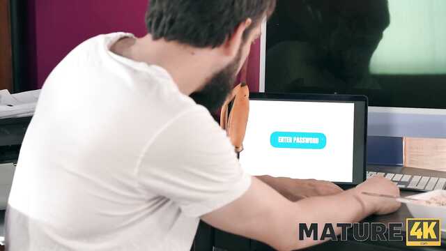 Хватит музыки, давай лучше трахаться и стонать