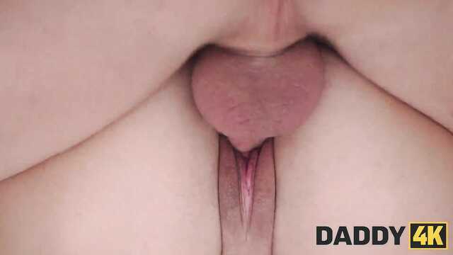 Надев кольцо на член, папа засадил в девушку сына