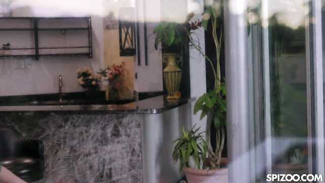 Усатый папа вылизывает и вставляет в мокрую дочку