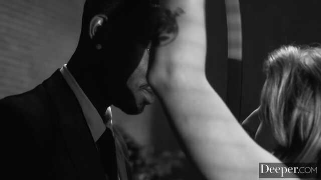 Секси секретарша потеет на члене черного босса