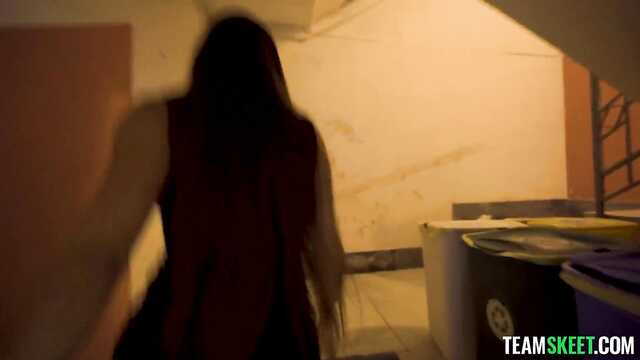 Фигуристая итальянка скачет на американском члене