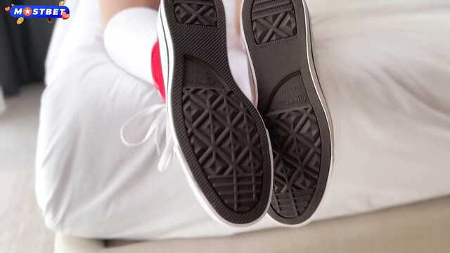 Рыжая доставщица пиццы переспала с клиентом