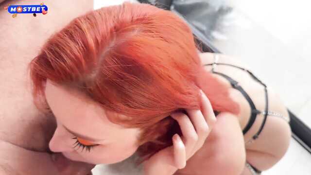 Горячая пляжная девушка охотно согласилась в жопу