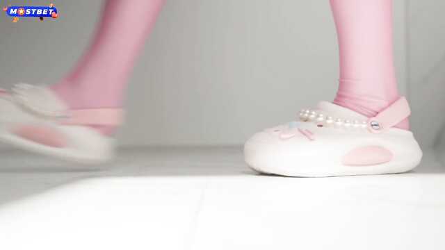 Посмотри как сильно намокла пизда, давай засаживай