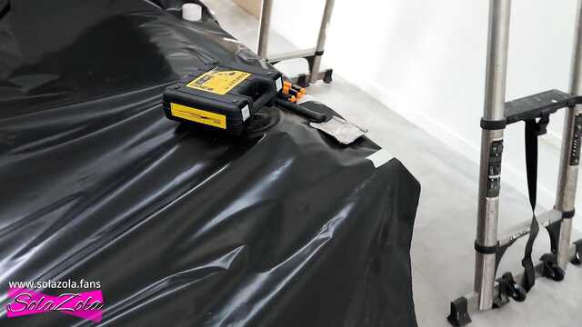 Забыв про сантехника, молодая начала дрочить киску