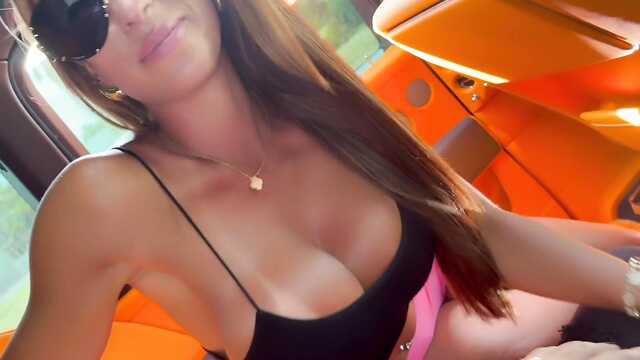 Известный рэпер трахает меня в своей дорогой тачке