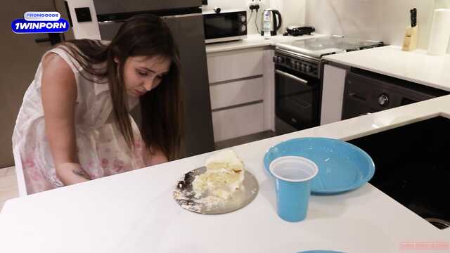 После вечеринка меня удовлетворила мама друга