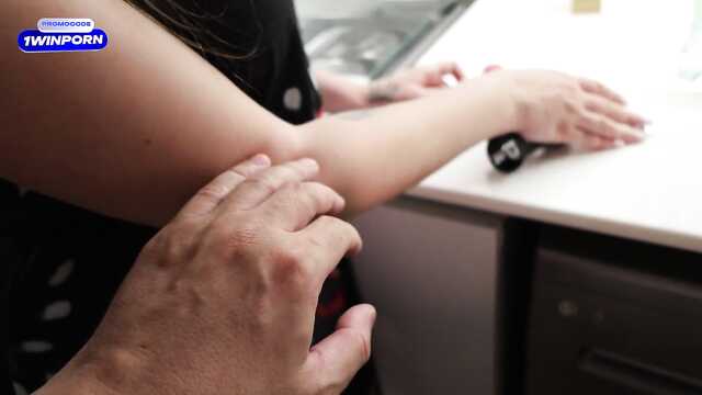 После вечеринка меня удовлетворила мама друга