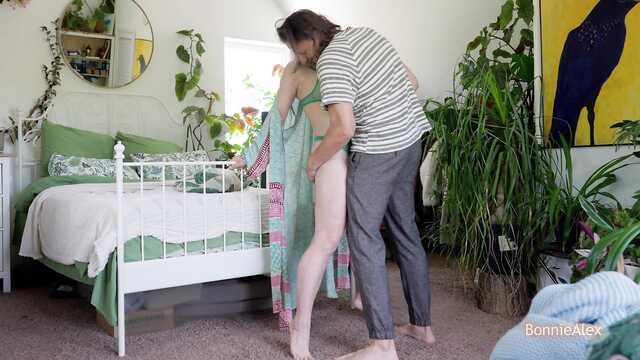 Горячей женушке нравится утренний секс стоя