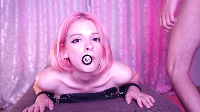 Связанная рабыня наслаждается членом хозяина