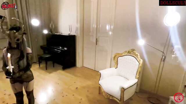 Эротика на стуле: щупаю смазанные маслом ножки