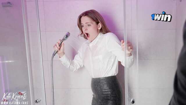 Менеджер отеля удовлетворяет злого клиента киской