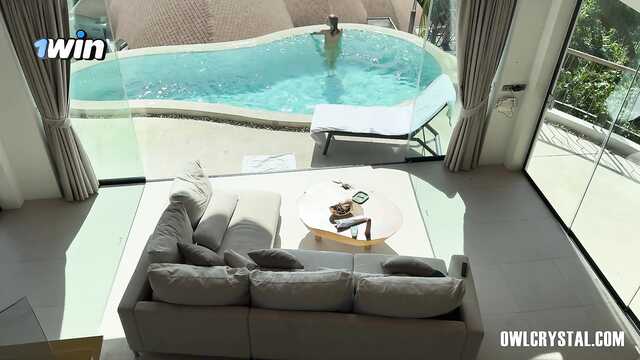 Идеальное утро: молодая дрочит и сладко спускает