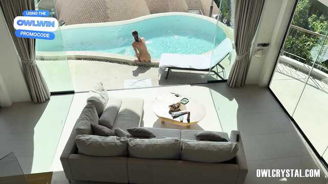 Идеальное утро: молодая дрочит и сладко спускает