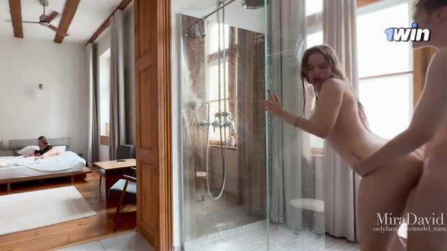 Мы ебемся на постели, пока друзья трахаются в душе