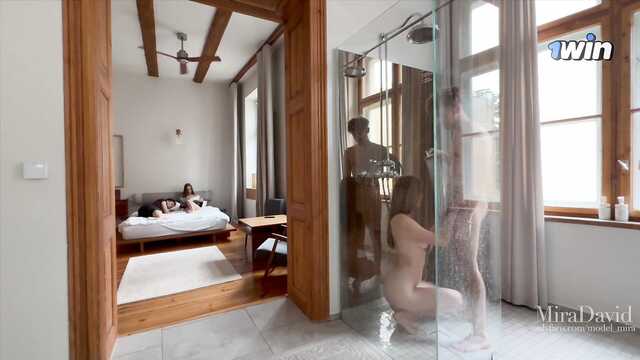 Мы ебемся на постели, пока друзья трахаются в душе