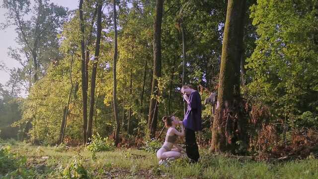 Шикарный секс молодых любовников в сказочном лесу