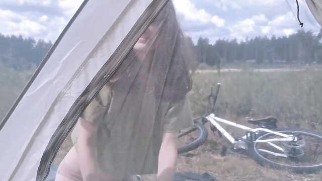 Клевый секс возбужденных туристов в уютной палатке