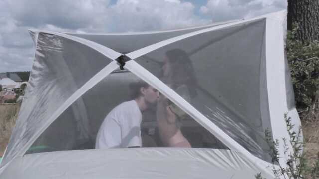 Клевый секс возбужденных туристов в уютной палатке