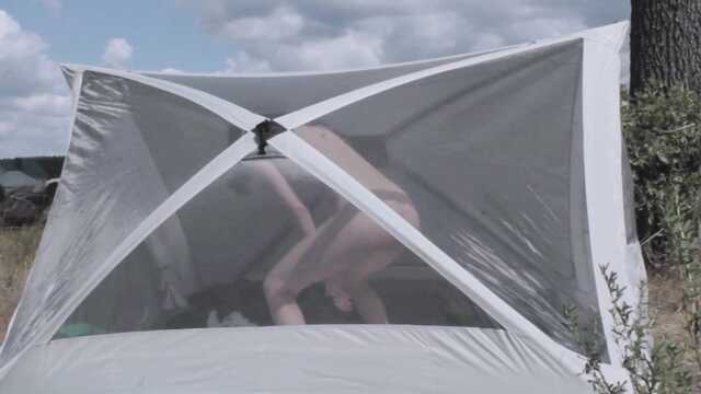 Клевый секс возбужденных туристов в уютной палатке