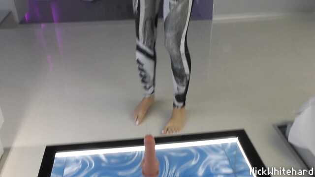 Присев киской на вибратор, нимфа отсасывает другу