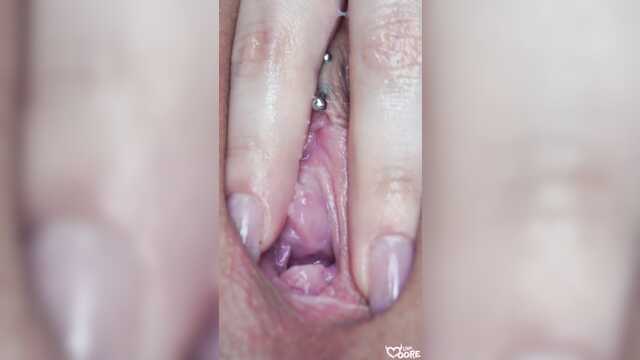 Трение пизды пальцами закончилось оргазмом