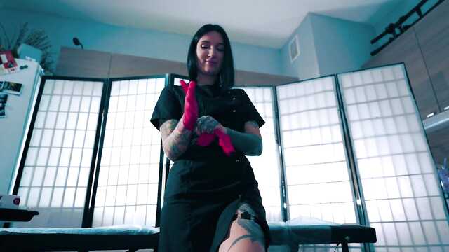 Горячая медсестра в перчатках берет пробу спермы