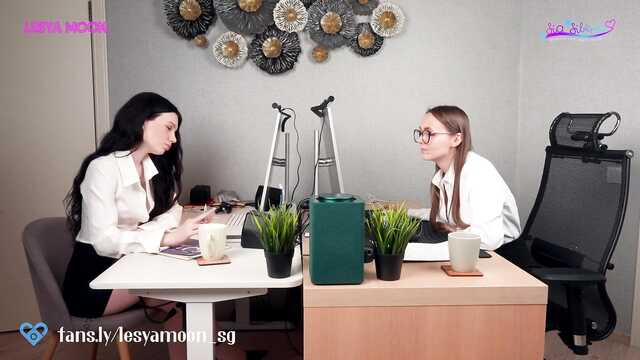 В разгар рабочего дня секретарши занялись сексом