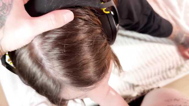 Возбужденный брат порвал на сестре штаны и вдул