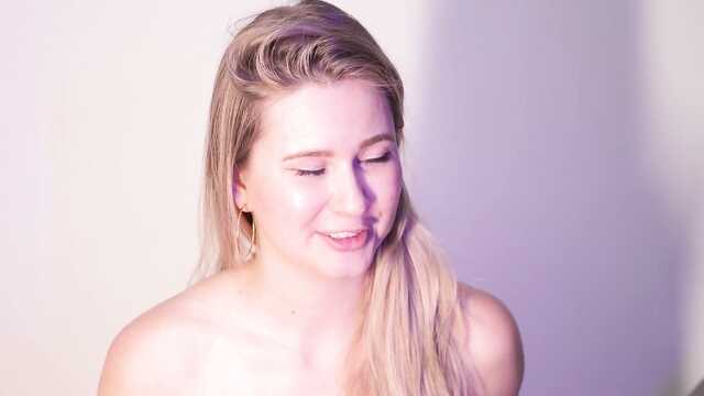 Красивый домашний массаж больших натуральных сисек