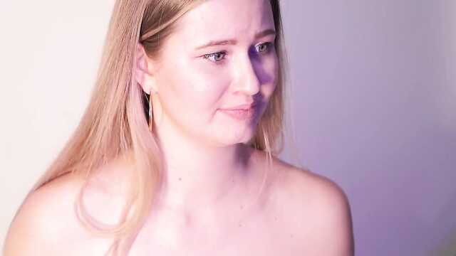 Красивый домашний массаж больших натуральных сисек