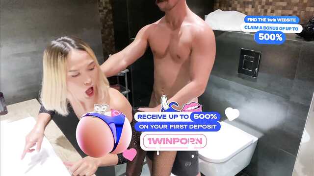 Секс в туалете с возбужденной сводной сестренкой