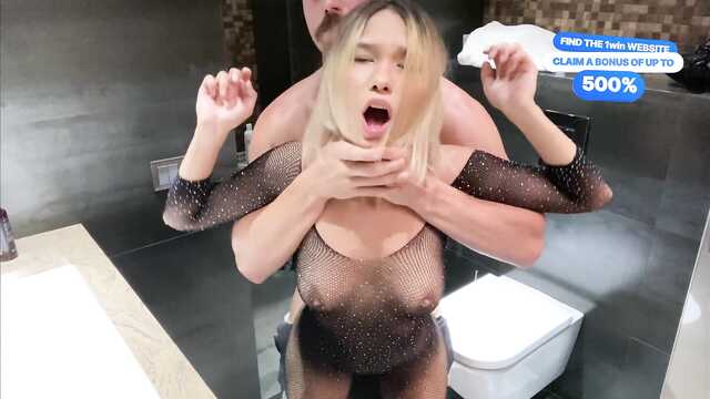 Секс в туалете с возбужденной сводной сестренкой