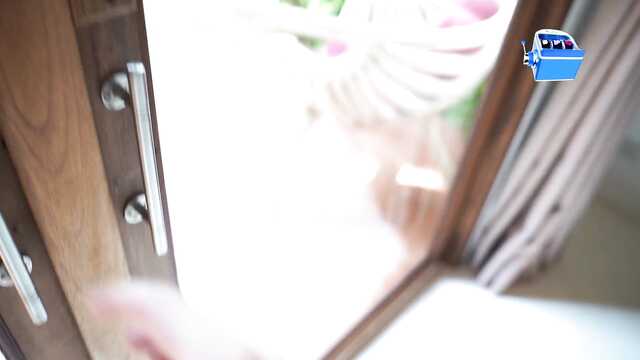 После секса усатый пижон накормил азиатку спермой